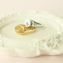 Load image into Gallery viewer, Falling Star Signet Ring